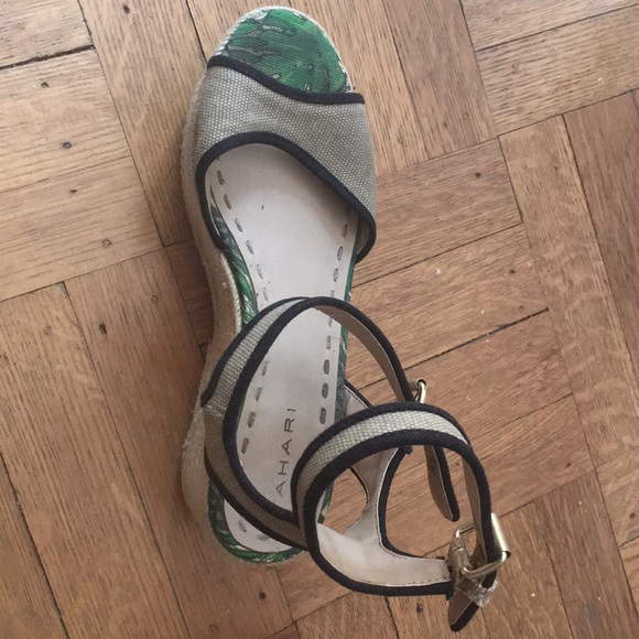 Tahari platform sandals - Picture 3 of 3